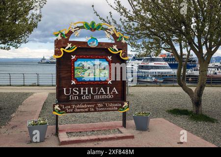 Un panneau montrant la ville d'Ushuaia pour les touristes de prendre des photos souvenirs à Ushuaia, Argentine, le mercredi 15 novembre 2023. Banque D'Images