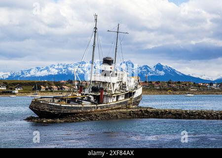 Un vieux bateau immobilisé sur les bancs de sable à Ushuaia, Argentine, le mercredi 15 novembre 2023. Photo : David Rowland / One-Image.com Banque D'Images