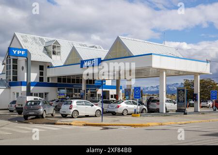 Ravitaillement de véhicules à moteur dans une station-service, YPF, à Ushuaia, Argentine, le mercredi 15 novembre, 2023. photo : David Rowland / One-Image.com Banque D'Images