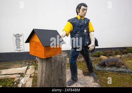 Sculpture montrant un courrier posté devant le bureau de poste d'Ushuaia, en Argentine, le mercredi 15 novembre 2023. Photo : David Rowland / One-Image.com Banque D'Images