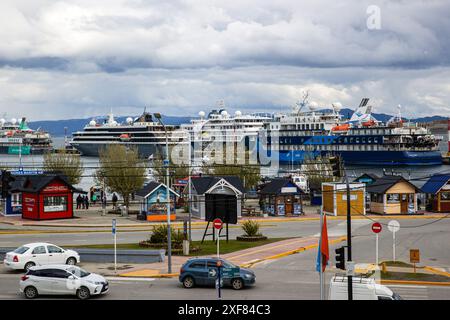 Navires de croisière d'expédition dans le port d'Ushuaia, Argentine, le mercredi 15 novembre 2023. Photo : David Rowland / One-Image.com Banque D'Images