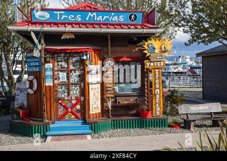 Une boutique de souvenirs à Ushuaia, Argentine, le mercredi 15 novembre 2023. Photo : David Rowland / One-Image.com Banque D'Images