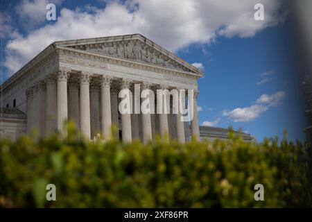 Washington DC, États-Unis . 01 juillet 2024. La Cour suprême des États-Unis est vue à Washington, DC, le 1er juillet 2024. La Cour suprême a statué lundi que l’ancien président Donald Trump jouissait d’une certaine immunité contre les accusations criminelles pour avoir tenté d’annuler les résultats des élections de 2020. (Photo de Aashish Kiphayet/Sipa USA) crédit : Sipa USA/Alamy Live News Banque D'Images