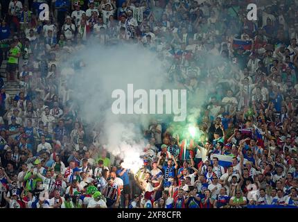 Hesse, Francfort, Allemagne. 01 juillet 2024, Hesse, Francfort-sur-le-main : Football : Championnat d'Europe, Portugal - Slovénie, finale, manche 16, Frankfurt Arena, les fans slovènes ont déclenché la pyrotechnie. Photo : Uwe Anspach/dpa crédit : dpa Picture alliance/Alamy Live News Banque D'Images