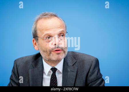 Berlin, Deutschland. 25 juin 2024. Dr Felix Klein, Commissaire du gouvernement fédéral pour la vie juive en Allemagne et la lutte contre l'antisémitisme, a enregistré lors d'une conférence de presse pour présenter le rapport annuel incidents d'antisémitisme en Allemagne 2023 à Berlin, le 25 juin 2024. Crédit : dpa/Alamy Live News Banque D'Images