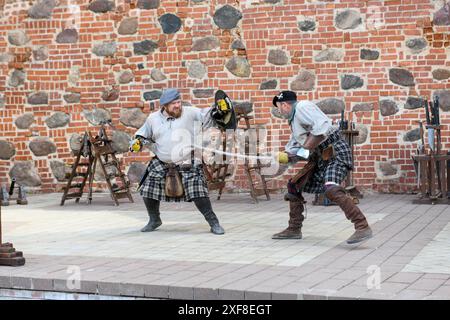 Mir, Biélorussie - 29 mai 2024 : reconstitution d'un duel de chevalier au château de Mir en Biélorussie Banque D'Images