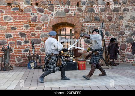 Mir, Biélorussie - 29 mai 2024 : reconstitution d'un duel de chevalier au château de Mir en Biélorussie Banque D'Images