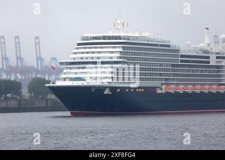 Hambourg, Allemagne. 02 juillet 2024. Le navire de croisière "Queen Anne" arrive au port de Hambourg lors de sa première escale. Le navire doit quitter Hambourg à nouveau dans la soirée vers 19 h. Crédit : Bodo Marks/dpa/Alamy Live News Banque D'Images