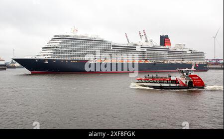 Hambourg, Allemagne. 02 juillet 2024. Le navire de croisière "Queen Anne" arrive au port de Hambourg lors de sa première escale. Le navire doit quitter Hambourg à nouveau dans la soirée vers 19 h. Crédit : Bodo Marks/dpa/Alamy Live News Banque D'Images