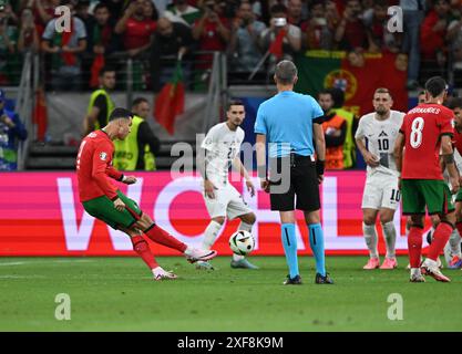 Francfort, Allemagne. 1er juillet 2024. Cristiano Ronaldo (1er l) du Portugal tire un coup franc lors du match de l'UEFA Euro 2024 Round of 16 opposant le Portugal et la Slovénie à Francfort, Allemagne, le 1er juillet 2024. Crédit : Ren Pengfei/Xinhua/Alamy Live News Banque D'Images