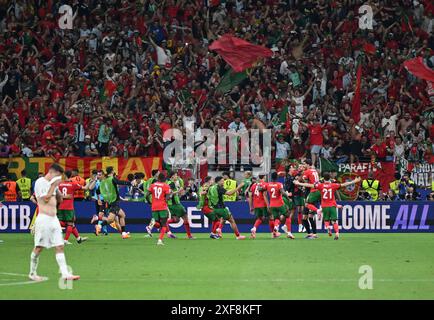 Francfort, Allemagne. 1er juillet 2024. Les joueurs du Portugal célèbrent après le match de l'UEFA Euro 2024 Round of 16 entre le Portugal et la Slovénie à Francfort, en Allemagne, le 1er juillet 2024. Crédit : Ren Pengfei/Xinhua/Alamy Live News Banque D'Images
