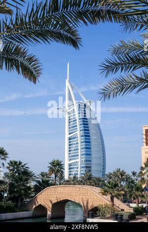 Dubaï, Émirats arabes Unis - 23 février. 2023 : hôtel Burj Al Arab en forme de voilier vu du souk Madinat Jumeirah. Burj Al Arab avec 321 mètres de haut Banque D'Images