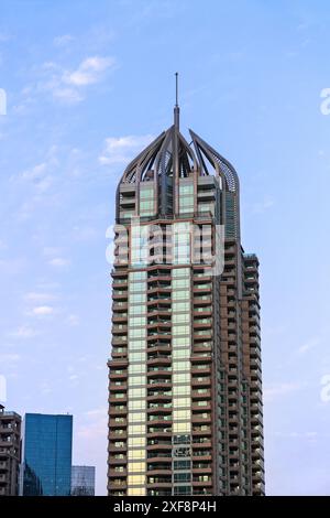 Dubaï, Émirats arabes Unis - 23 février. 2023 : L'architecture contemporaine du bâtiment d'Al Mesk Tour avec un sommet intéressant dans la zone de la baie de la Marina de Dubaï. C'est un RESD Banque D'Images