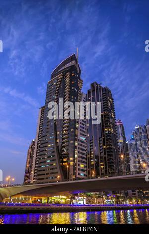 Dubaï, Émirats arabes Unis - 23 février. 2023 : les gratte-ciel de Dubaï pendant l'heure bleue du début de soirée dans la zone animée de la marina. Banque D'Images