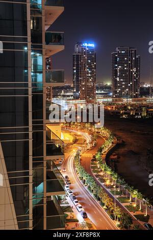 Dubaï, Émirats arabes Unis - 23 février. 2023 : collines de DAMAC la nuit avec des maisons résidentielles finies et une zone de construction en constante expansion. DAMAC Hills est un nouveau devel Banque D'Images