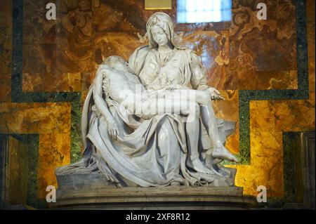 Sculpture Pietà de Michel-Ange à l'intérieur de la Basilica di San Pietro / Église catholique Saint-Pierre - Cité du Vatican, IT Banque D'Images