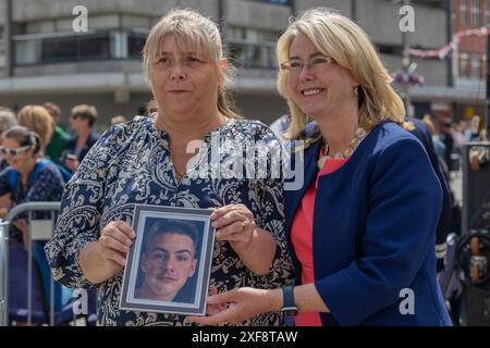 Southend on Sea, Royaume-Uni. 1er juillet 2024. Julie Taylor grand-mère de Liam Taylor victime d'un meurtre avec Anna Firth, candidate conservatrice pour Southend West, lors de la cérémonie d'ouverture de la sculpture Knife Angel. Liam Taylor a été poignardé à mort devant un pub à Writtle, Essex, le 31 janvier 2020. Il avait 19 ans. Penelope Barritt/Alamy Live News Banque D'Images