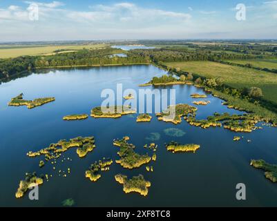 Drone photo de lac - étang tourbière avec soleil - paysage aérien absolument magnifique panorama de coucher de soleil. Banque D'Images