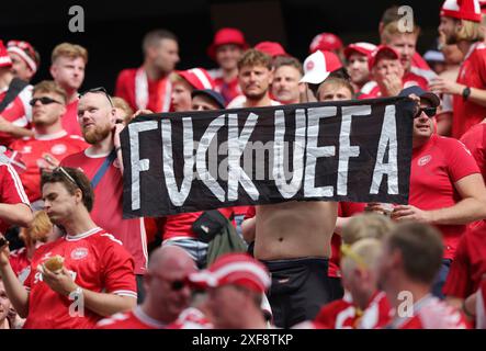 Francfort, Deutschland. 20 juin 2024. firo : 20.06.2024, football, football : UEFA EURO 2024, EM, Championnat d'Europe 2024, phase de groupes, M17, match 17, DEN, Danemark - ENG, Angleterre fans, fan, courbe d'éventail, bannière, transparent, lettrage, protestation, affiche, affiches, UEFA/dpa/Alamy Live News Banque D'Images