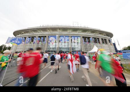 Francfort, Deutschland. 20 juin 2024. firo : 20.06.2024, Football, Football : UEFA EURO 2024, EM, Championnat d'Europe 2024, phase de groupes, M17, match 17, DEN, Danemark - ENG, Angleterre Frankfurt Arena Stadium, vue extérieure, flou, fans crédit : dpa/Alamy Live News Banque D'Images