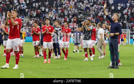 Francfort, Deutschland. 20 juin 2024. firo : 20.06.2024, football, football : UEFA EURO 2024, EM, Championnat d'Europe 2024, phase de groupes, M17, match 17, DEN, Danemark - ENG, Angleterre entraîneur 1:1 entraîneur en chef Kasper Hjulmand du Danemark XCUT : geste, geste, devant la courbe des fans, Jannik Vestergaard du Danemark (l) crédit : dpa/Alamy Live News Banque D'Images