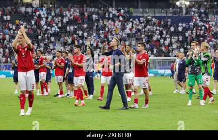 Francfort, Deutschland. 20 juin 2024. firo : 20.06.2024, football, football : UEFA EURO 2024, EM, Championnat d'Europe 2024, phase de groupes, M17, match 17, DEN, Danemark - ENG, Angleterre entraîneur 1:1 entraîneur en chef Kasper Hjulmand du Danemark XCUT : geste, geste, devant la courbe des fans, Jannik Vestergaard du Danemark (l), gardien Frederik Ronnow du Danemark (R) crédit : dpa/Alamy Live News Banque D'Images