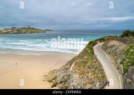 La route d'accès escarpée menant à GT Great Western Beach sur la côte de Newquay en Cornouailles au Royaume-Uni. Banque D'Images