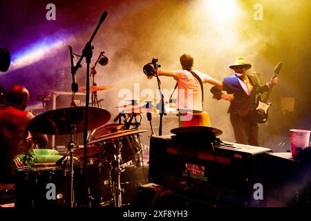 Rome, Italie. 1er juillet 2024. Les Libertines dansent sous la pluie au Festival Villa Ada. Cristina Massei/Alamy Live News Banque D'Images