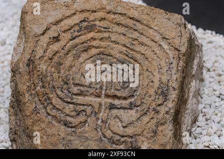 Stèle labyrinthe, 8e-11e siècles, labyrinthe gravé dans la pierre, chemin de perfection pour le salut, église romane de San Pantaleón, musée de preh Banque D'Images