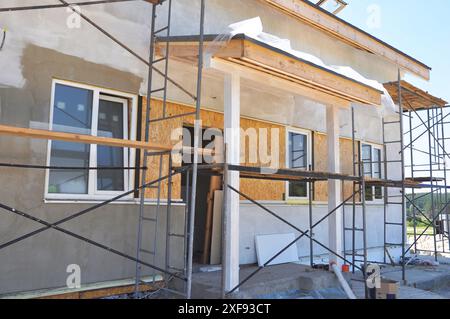 Entrée de maison sous peinture, plâtrage et constuction en plein air. Banque D'Images