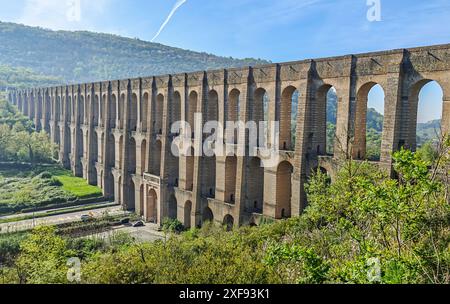 Construit par Luigi Vanvitelli et étroitement lié à la Reggia di Caserta, l'aqueduc Caroline est l'un des mieux conservés d'Italie Banque D'Images