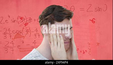 Image d'un étudiant masculin caucasien stressé sur des équations de mathématiques et la géométrie sur papier rose Banque D'Images