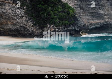 La belle forme de la vague sur le rivage de la plage Kelingking à Nusa Penida Banque D'Images