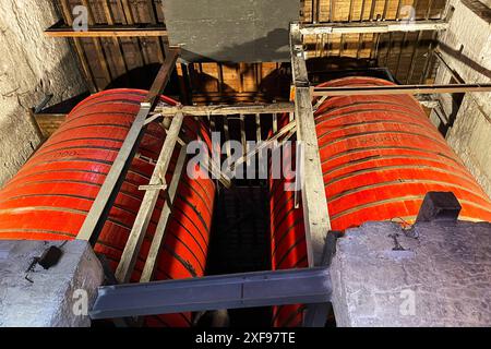 Jameson ist eine irische Whiskey-Marke. Die gleichnamige Destillerie wurde von John Jameson im Jahr 1780 in Dublin gegründet, bis 1971 wurde in der Bow Street - Smithfield Village - destilliert. Heute kann man in Dublin nur noch die Schaubrennereien von Old Jameson besichtigen, produziert wird in Midleton. Jameson gehört zu den weltweit bekanntesten Whiskey-Marken. Es handelt sich um einen Blended Whiskey *** Jameson est une marque de whisky irlandais la distillerie du même nom a été fondée par John Jameson à Dublin en 1780, jusqu'en 1971 elle a été distillée à Bow Street Smithfield Village aujourd'hui vous pouvez Banque D'Images