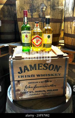 Jameson ist eine irische Whiskey-Marke. Die gleichnamige Destillerie wurde von John Jameson im Jahr 1780 in Dublin gegründet, bis 1971 wurde in der Bow Street - Smithfield Village - destilliert. Heute kann man in Dublin nur noch die Schaubrennereien von Old Jameson besichtigen, produziert wird in Midleton. Jameson gehört zu den weltweit bekanntesten Whiskey-Marken. Es handelt sich um einen Blended Whiskey *** Jameson est une marque de whisky irlandais la distillerie du même nom a été fondée par John Jameson à Dublin en 1780, jusqu'en 1971 elle a été distillée à Bow Street Smithfield Village aujourd'hui vous pouvez Banque D'Images