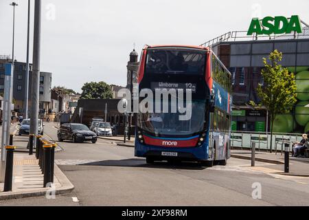 Une sélection de photographies de bus morebus montrant Lymington garage, Somerford Christchurch, à Bournemouth, un service scolaire à Pilley près de Lymington Banque D'Images