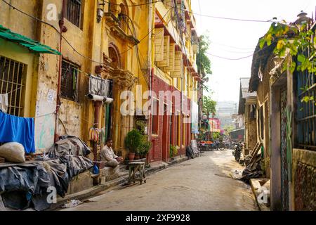 Kolkata, Inde - 20 octobre 2023 : les rues et les bâtiments de la ville sont vus au coucher du soleil. Scène de la vie quotidienne dans une ville indienne avec des exemples de post c. Banque D'Images