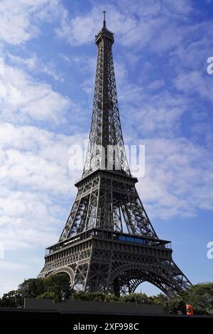 Tour Eiffel, monument de Paris, France, Europe, la Tour Eiffel s'élève dans le ciel bleu au-dessus de Paris, un monument emblématique de la ville, Paris Banque D'Images