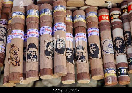 Trinité, Cuba, Grande Antilles, Caraïbes, Amérique centrale, America, série de cigares dans des boîtes en bois avec étiquettes et illustrations Che Guevara Banque D'Images