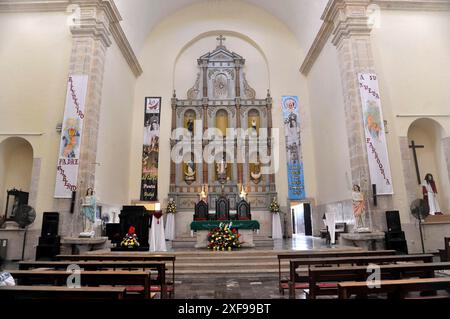 Cathédrale de San Idelfonso à Plaza Mayor, Merida, Yucatan, Mexique, Amérique centrale, L'intérieur d'une église avec un magnifique autel, décoratif Banque D'Images