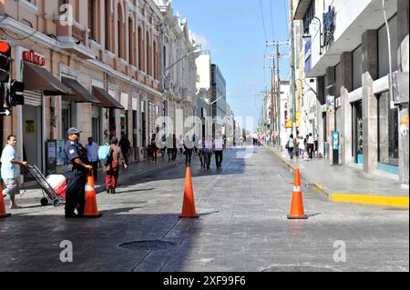 Merida, Yucatan, Mexique, Amérique centrale, rue animée avec des passants, des magasins et des voitures, journée ensoleillée Banque D'Images