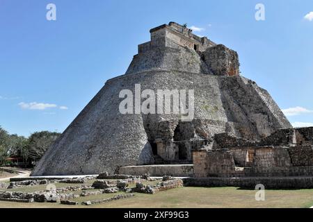 Site du patrimoine mondial de l'UNESCO, les ruines mayas d'Uxmal, Yucatan, Mexique, Amérique centrale, Une vue latérale d'une pyramide à Uxmal, montrant son détail Banque D'Images