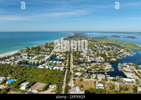 Demeures chères entre palmiers verts sur la rive du golfe du Mexique dans la petite ville de l'île Boca Grande sur Gasparilla Island dans le sud-ouest de la Floride, États-Unis. A. Banque D'Images