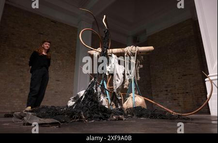 Whitechapel Gallery, Londres, Royaume-Uni. 2 juillet 2024. Dominique White, lauréate de la neuvième édition du Max Mara Art Prize for Women, présente un nouveau corpus d’œuvres : le poids mort. À travers quatre œuvres sculpturales à grande échelle, l’artiste poursuit son intérêt pour la création de nouveaux mondes pour la «Blackness» et la fascination pour la puissance métaphorique et la puissance régénératrice de la mer. L'exposition se déroule du 2 juillet au 15 septembre 2024. Photographié avec un membre du personnel de la galerie. Crédit : Malcolm Park/Alamy Live News Banque D'Images