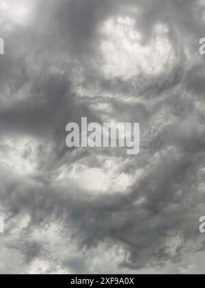 Formation de nuages après un avertissement d'orage avertissement d'orage nuages sombres peu de temps devant des nuages d'orage, Rhénanie du Nord-Westphalie, Allemagne Banque D'Images