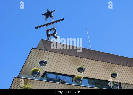 TOKYO, JAPON - 16 juin 2024 : détail du sommet du Starbucks Reserve Roastery conçu par Kengo Kuma à Tokyo. Banque D'Images