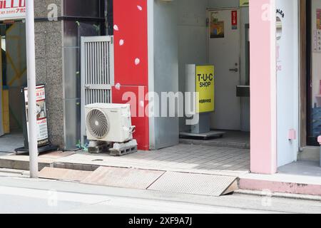 TOKYO, JAPON - 16 juin 2024 : devant le magasin TUC, un établissement qui fournit des gains aux joueurs de Pachinko, dans la zone Meguro de Tokyo. Banque D'Images