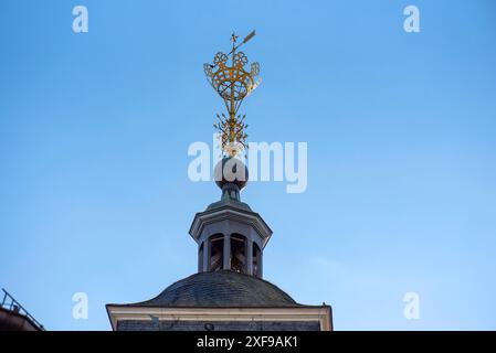 La petite couronne sur la tour de l'église Saint-Nicolas, Siegen, Rhénanie-du-Nord-Westphalie, Allemagne Banque D'Images