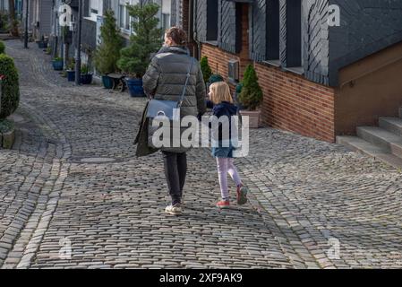 Mère et fille marchant dans le vieux centre-ville de Siegen, Rhénanie du Nord-Westphalie, Allemagne Banque D'Images