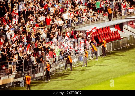 Tbilissi, Géorgie - 20 juin 2024 : sécurité par tribune. Match Géorgie - Espagne. Les gens qui applaudissent brandissent les drapeaux géorgiens. Football national de Géorgie Banque D'Images